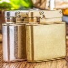 Briquet ancien or brossé éssence